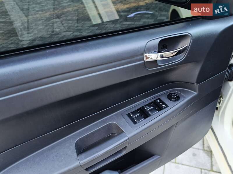 Седан Chrysler 300C 2008 в Львове