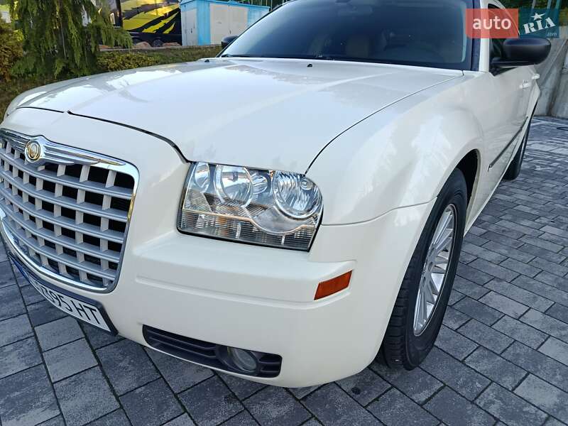 Седан Chrysler 300C 2008 в Львове