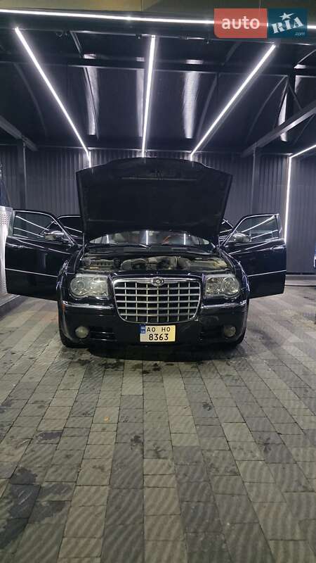 Седан Chrysler 300C 2005 в Ужгороді