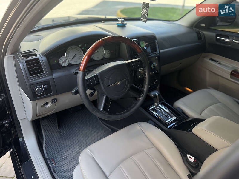 Седан Chrysler 300C 2005 в Львові