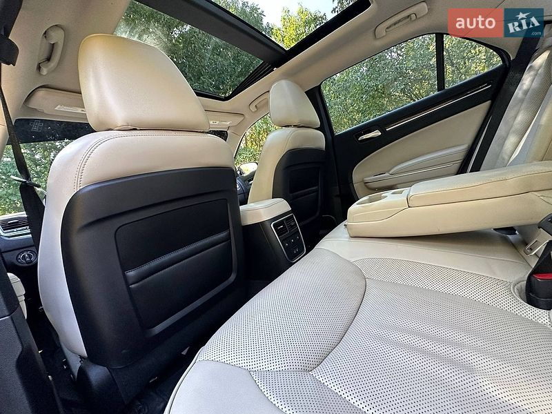 Седан Chrysler 300C 2016 в Киеве