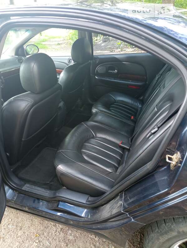 Седан Chrysler 300M 2002 в Ладыжине