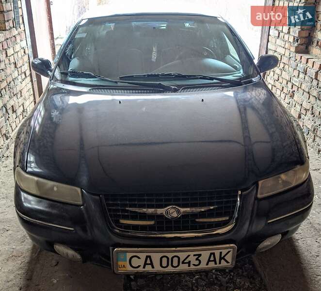 Седан Chrysler Cirrus 1995 в Смілі