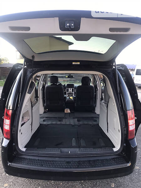 Минивэн Chrysler Grand Voyager 2009 в Долине
