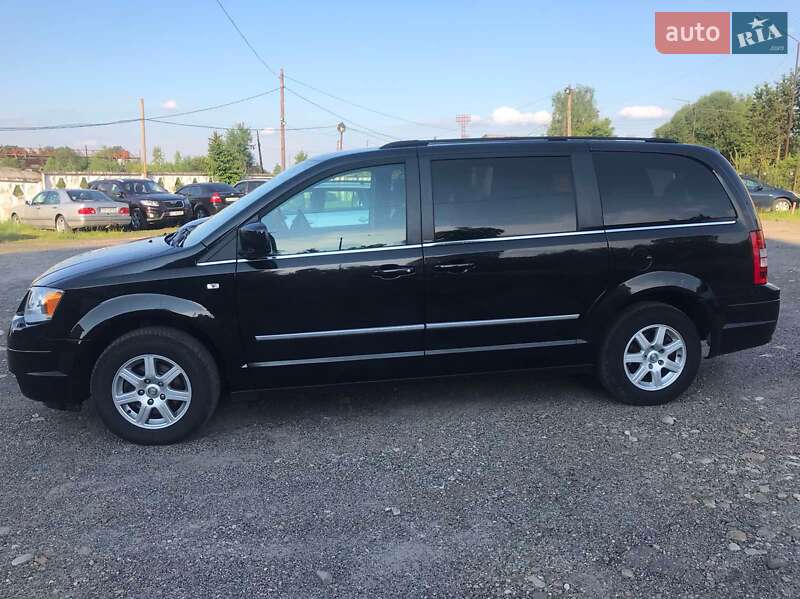 Минивэн Chrysler Grand Voyager 2009 в Долине