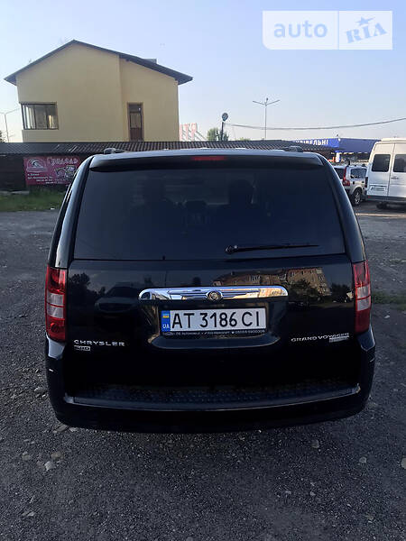 Минивэн Chrysler Grand Voyager 2009 в Долине
