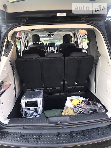 Минивэн Chrysler Grand Voyager 2009 в Долине