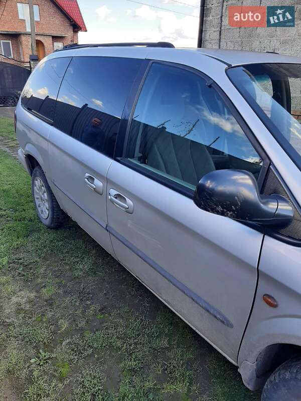 Минивэн Chrysler Grand Voyager 2002 в Мостиске
