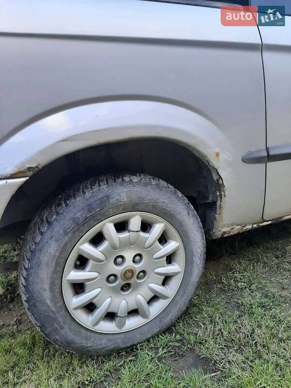 Минивэн Chrysler Grand Voyager 2002 в Мостиске