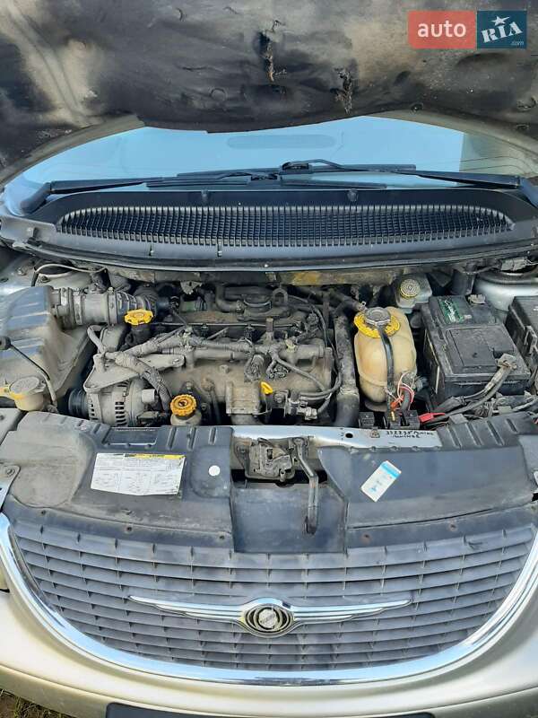 Минивэн Chrysler Grand Voyager 2002 в Мостиске