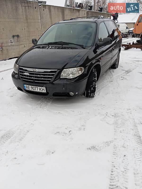 Минивэн Chrysler Grand Voyager 2005 в 