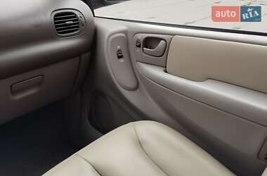 Минивэн Chrysler Grand Voyager 2001 в 