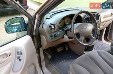 Хэтчбек Chrysler Grand Voyager 2004 в 