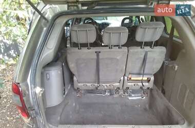 Хэтчбек Chrysler Grand Voyager 2004 в 