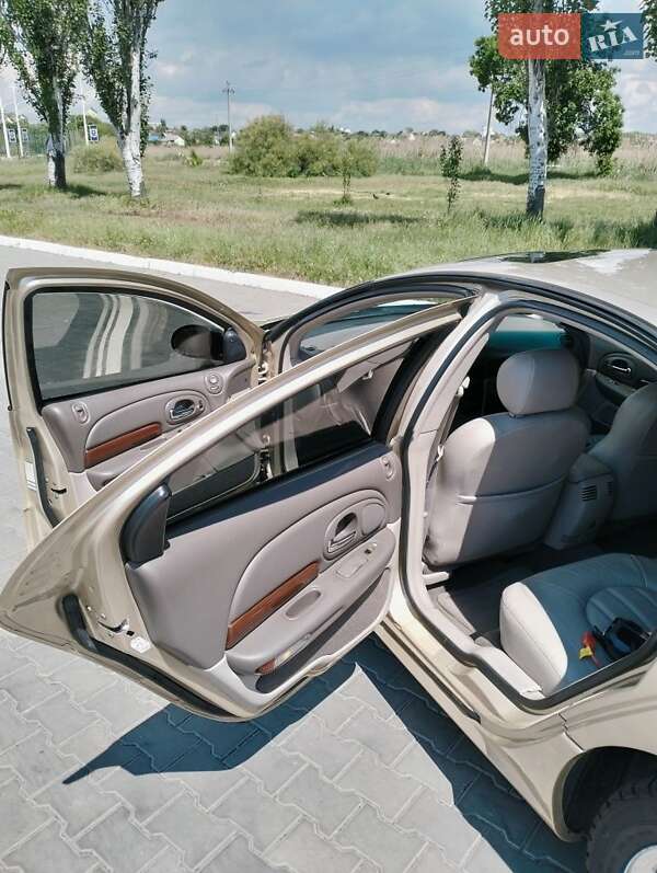 Седан Chrysler LHS 2001 в Измаиле