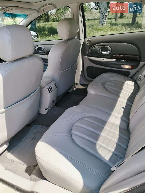 Седан Chrysler LHS 2001 в Измаиле