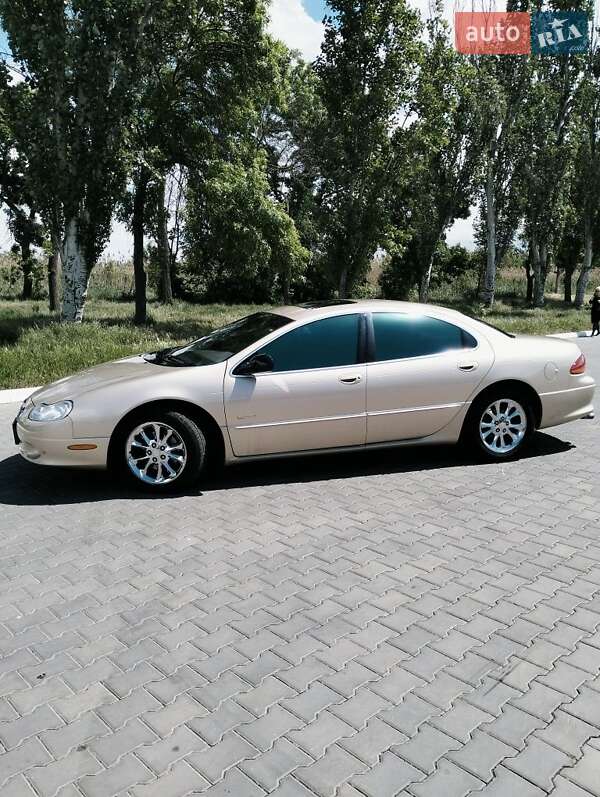 Седан Chrysler LHS 2001 в Измаиле