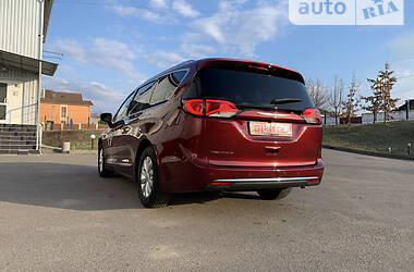 Мінівен Chrysler Pacifica 2017 в Києві