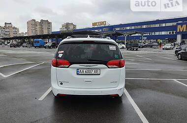 Мінівен Chrysler Pacifica 2016 в Києві