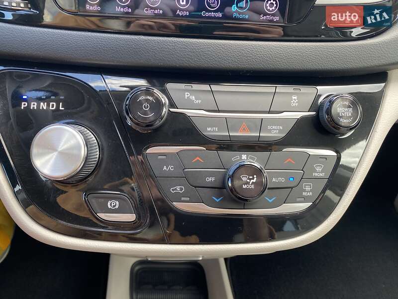Минивэн Chrysler Pacifica 2018 в Киеве