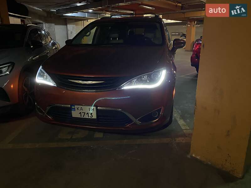 Минивэн Chrysler Pacifica 2018 в Киеве