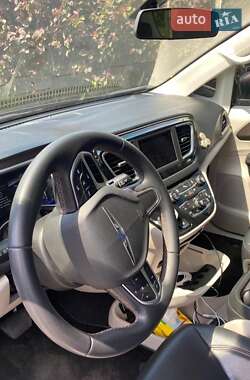 Седан Chrysler Pacifica 2018 в Києві
