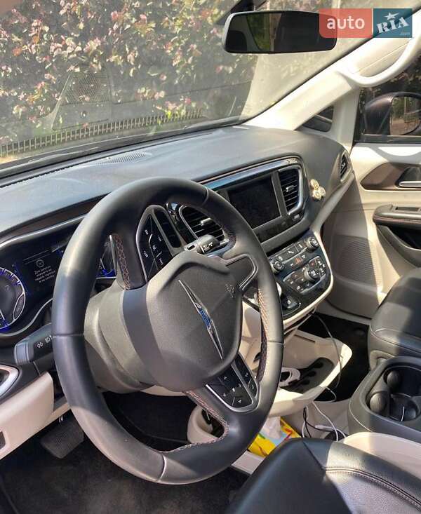 Седан Chrysler Pacifica 2018 в Києві