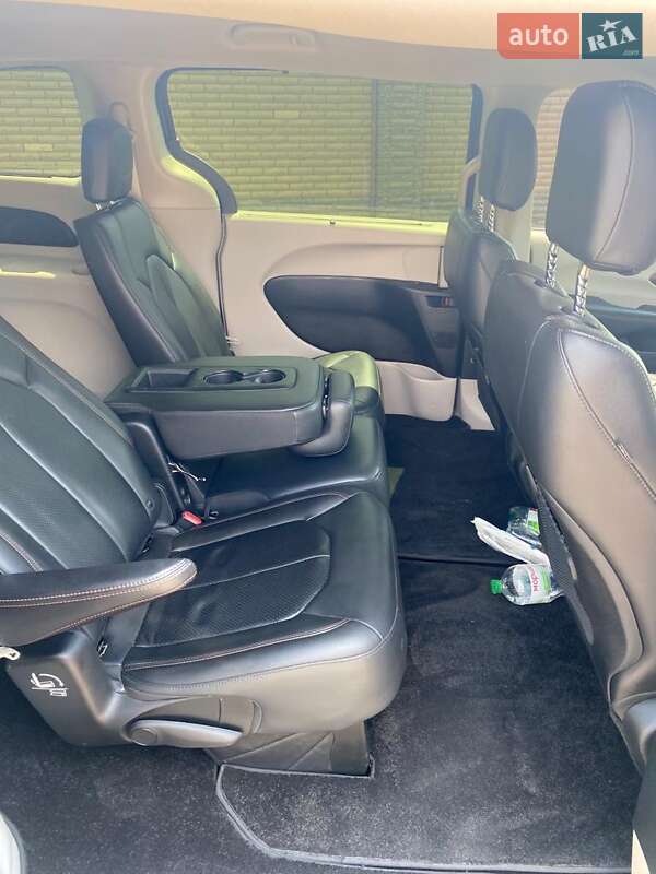 Седан Chrysler Pacifica 2018 в Києві