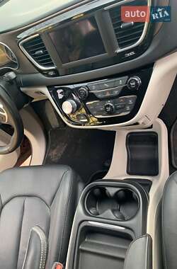Минивэн Chrysler Pacifica 2019 в 