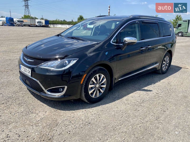 Мінівен Chrysler Pacifica 2020 в Ужгороді