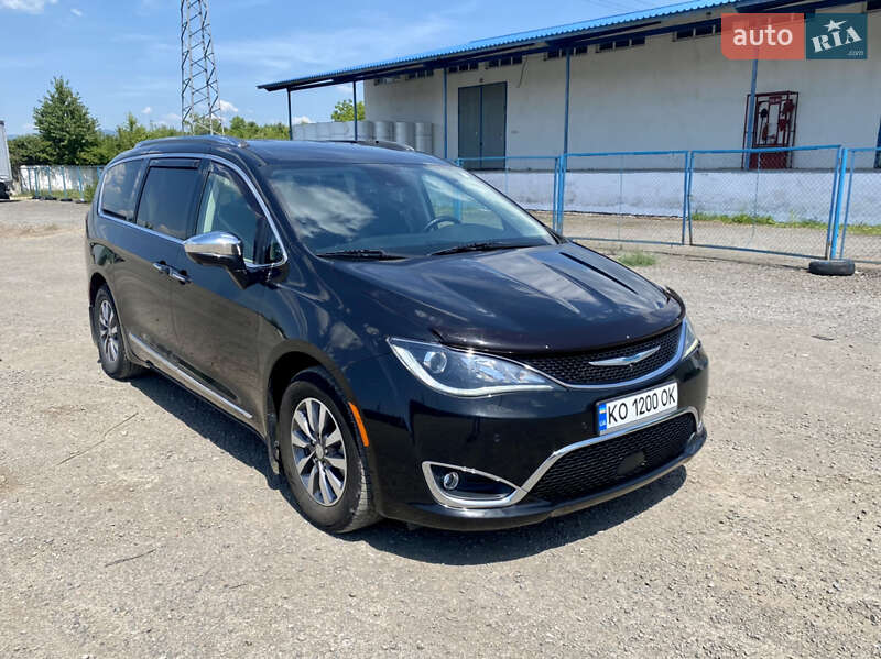 Мінівен Chrysler Pacifica 2020 в Ужгороді