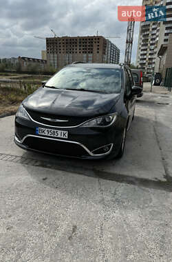 Минивэн Chrysler Pacifica 2019 в 