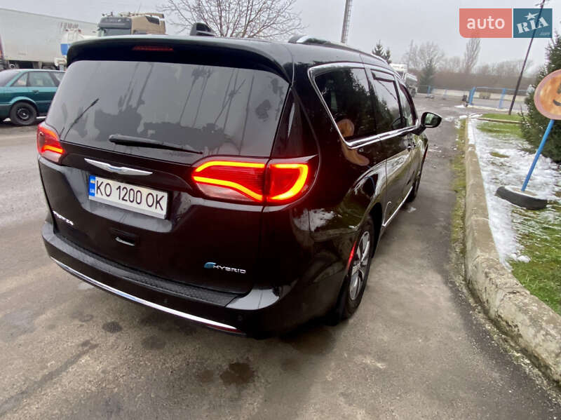 Мінівен Chrysler Pacifica 2020 в Ужгороді