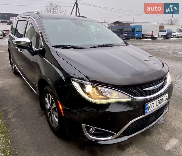 Мінівен Chrysler Pacifica 2020 в Ужгороді