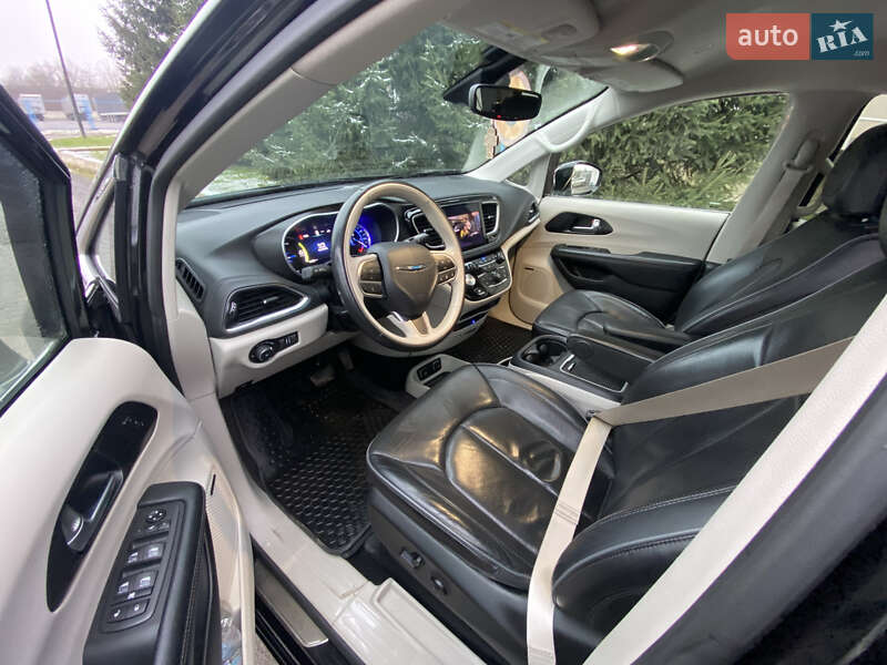 Мінівен Chrysler Pacifica 2020 в Ужгороді