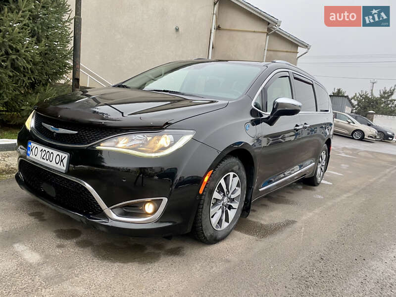 Мінівен Chrysler Pacifica 2020 в Ужгороді