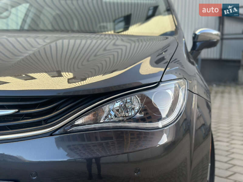 Мінівен Chrysler Pacifica 2018 в Львові