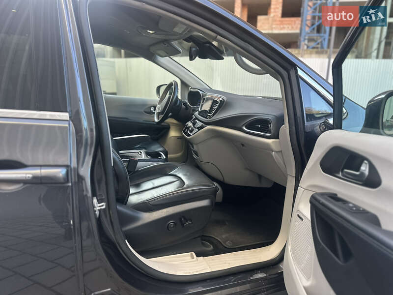 Мінівен Chrysler Pacifica 2018 в Львові