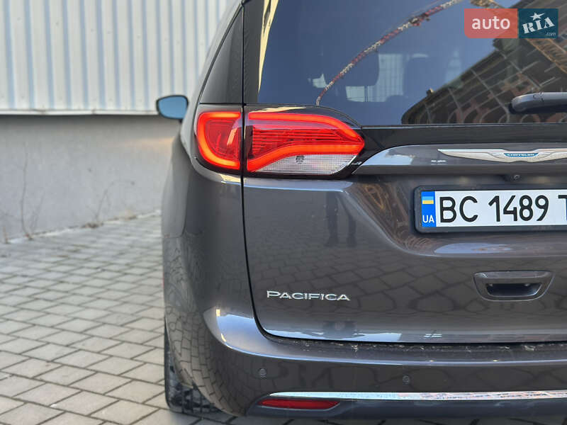 Мінівен Chrysler Pacifica 2018 в Львові