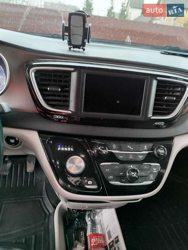 Минивэн Chrysler Pacifica 2017 в Львове