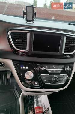 Минивэн Chrysler Pacifica 2017 в 