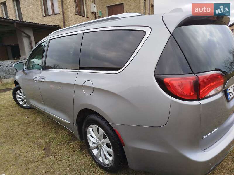 Минивэн Chrysler Pacifica 2017 в Львове