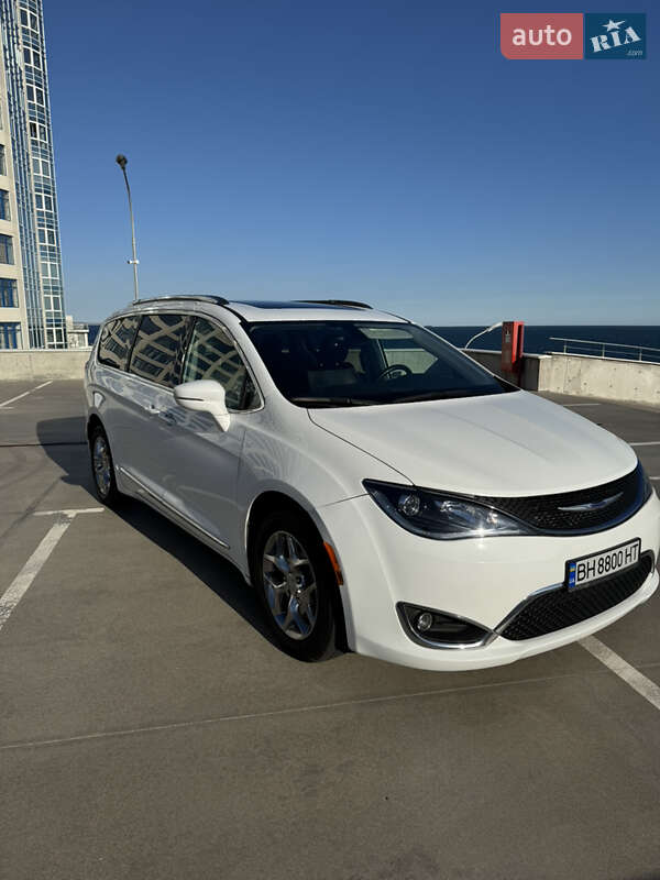 Минивэн Chrysler Pacifica 2019 в Одессе