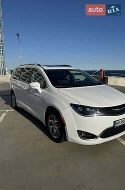 Минивэн Chrysler Pacifica 2019 в 