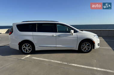 Минивэн Chrysler Pacifica 2019 в 