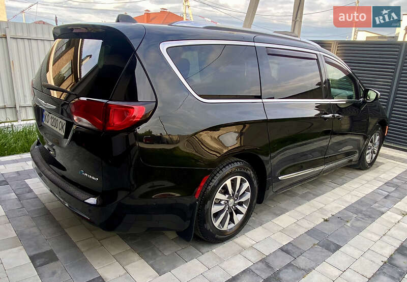 Минивэн Chrysler Pacifica 2020 в Ужгороде