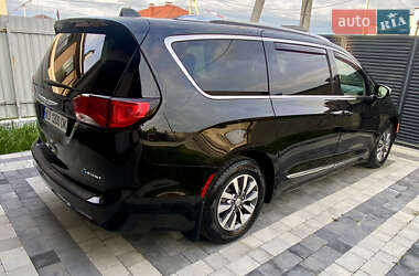Мінівен Chrysler Pacifica 2020 в 