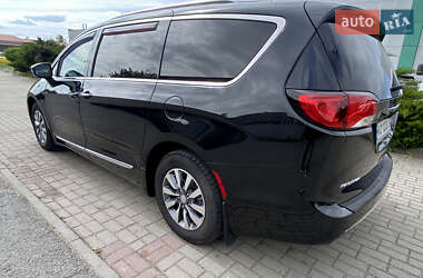 Мінівен Chrysler Pacifica 2020 в 