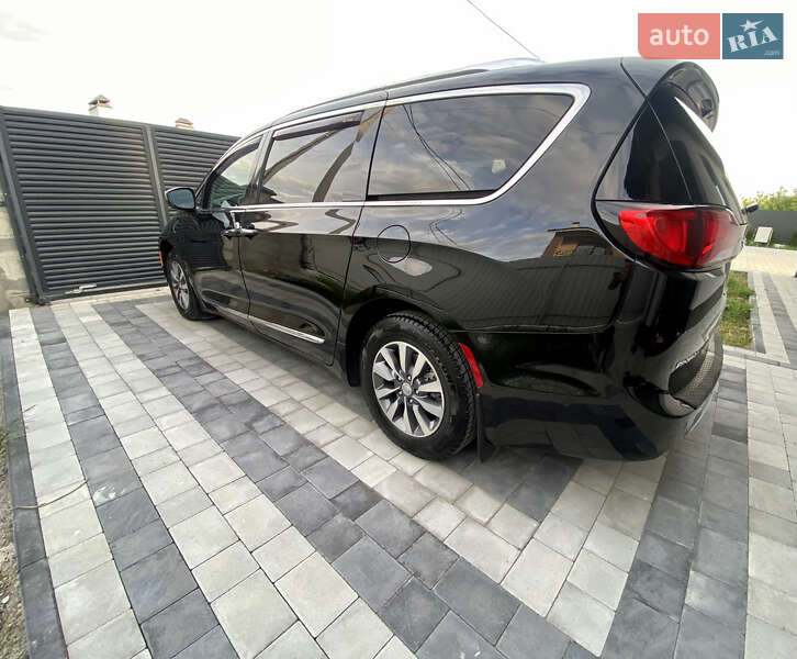 Минивэн Chrysler Pacifica 2020 в Ужгороде