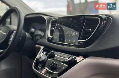 Минивэн Chrysler Pacifica 2022 в 